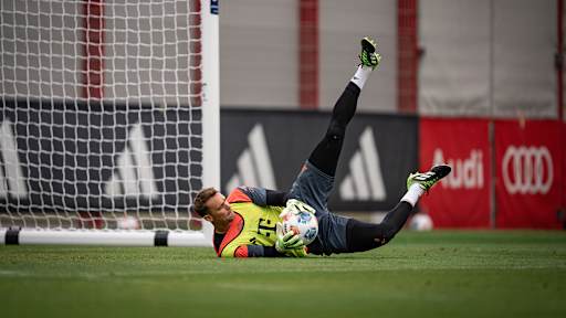 Manuel Neuer hält einen Ball im Training des FC Bayern