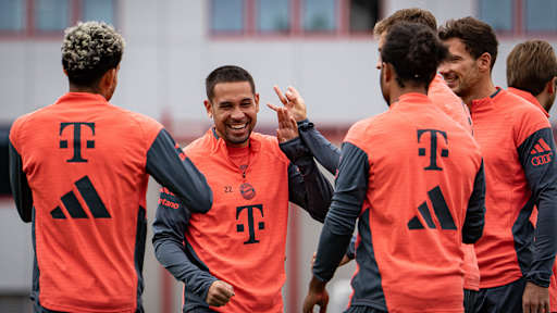 Raphael Guerreiro bekommt Ohrenschnippser im Training des FC Bayern