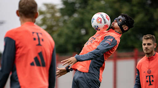 Aleksandar Pavlovic stoppt den Ball im Training des FC Bayern