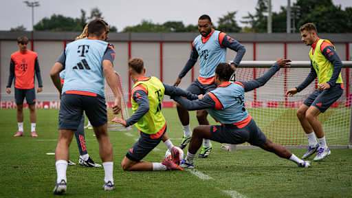 Joshua Kimmich und Serge Gnabry grätschten nach einem Ball im Zweikampf mit Jonathan Tah im Training des FC Bayern