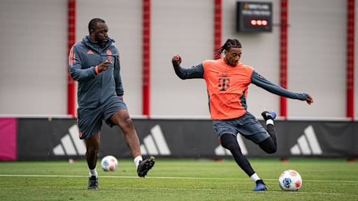 Michael Olise schießt im Training des FC Bayern auf das Tor