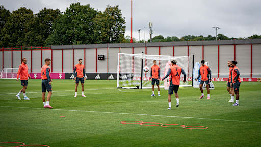 Spieler des FC Bayern spielen sich im Training den Ball zu