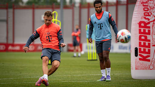 Joshua Kimmich schießt im Training des FC Bayern auf das Tor