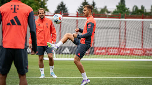Josip Stanisic jongliert den Ball im Training des FC Bayern