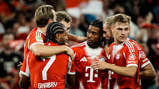 Michael Olise bejubelt mit seinen Teamkollegen seinen Treffer zum 1:0 während des Bundesligaauftakts zwischen dem FC Bayern und RB Leipzig