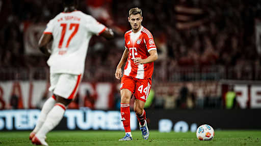 Josip Stanišić während des Bundesligaauftakts zwischen dem FC Bayern und RB Leipzig