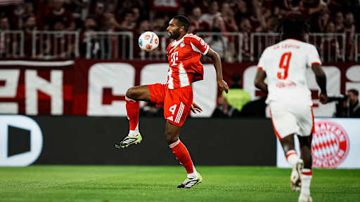 Jonathan Tah mit Ball am Fuß während des Bundesligaauftakts zwischen dem FC Bayern und RB Leipzig