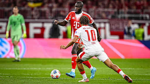Dayot Upamecano mit Ball am Fuß während des Bundesligaauftakts zwischen dem FC Bayern und RB Leipzig