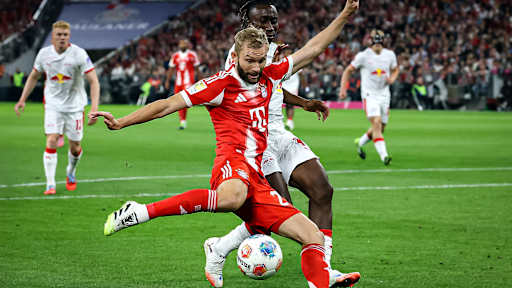 Konrad Laimer beim Torschuss während des Bundesligaauftakts zwischen dem FC Bayern und RB Leipzig