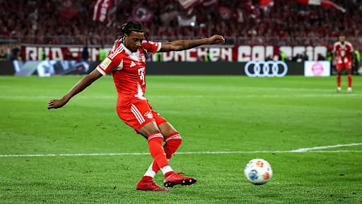 Michael Olise trifft zum 1:0 während des Bundesligaauftakts zwischen dem FC Bayern und RB Leipzig