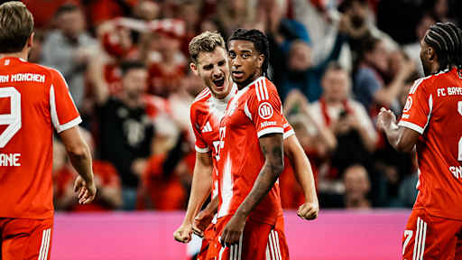 Michael Olise und Josip Stanišić bejubeln den Treffer zum 1:0 während des Bundesligaauftakts zwischen dem FC Bayern und RB Leipzig