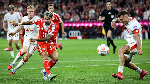 Luis Díaz schießt den Ball zum 2:0 ins Netz während des Bundesligaauftakts zwischen dem FC Bayern und RB Leipzig