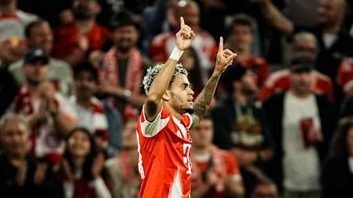 Luis Díaz bejubelt sein Tor zum 2:0 während des Bundesligaauftakts zwischen dem FC Bayern und RB Leipzig