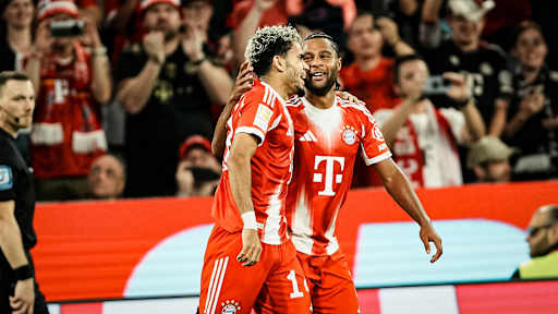 Luis Díaz und Serge Gnabry bejubeln das Tor zum 2:0 während des Bundesligaauftakts zwischen dem FC Bayern und RB Leipzig