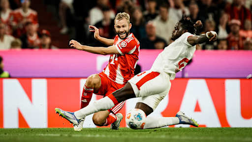 Konrad Laimer im Zweikampf während des Bundesligaauftakts zwischen dem FC Bayern und RB Leipzig