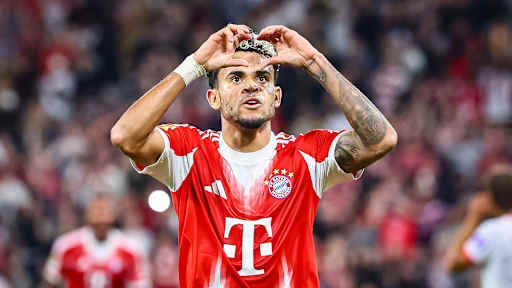 Luis Díaz mit Herzjubel während des Bundesligaauftakts zwischen dem FC Bayern und RB Leipzig