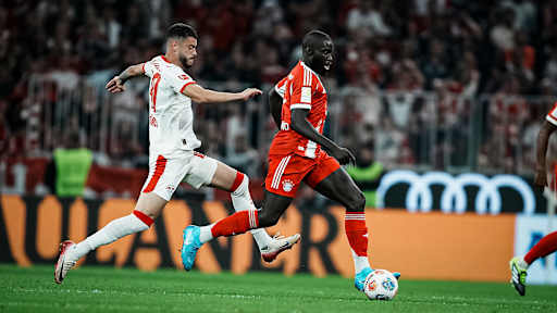 Dayot Upamecano mit Ball am Fuß während des Bundesligaauftakts zwischen dem FC Bayern und RB Leipzig