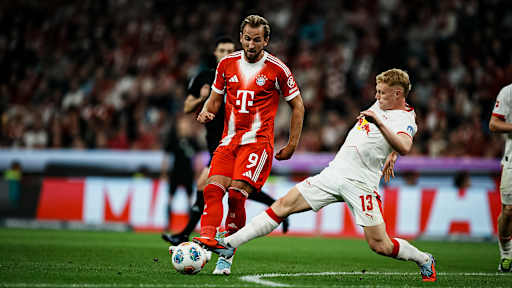 Harry Kane im Zweikampf mit Nicolas Seiwald während des Bundesligaauftakts zwischen dem FC Bayern und RB Leipzig