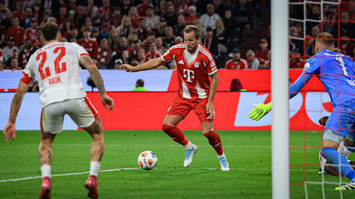 Harry Kane trifft zum 4:0 während des Bundesligaauftakts zwischen dem FC Bayern und RB Leipzig