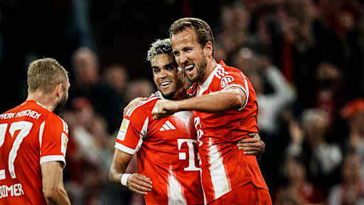 Harry Kane und Luis Díaz jubeln zusammen während des Bundesligaauftakts zwischen dem FC Bayern und RB Leipzig