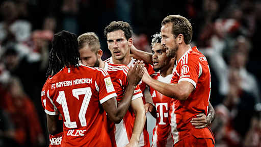 Harry Kane und seine Teamkollegen bejubeln das Tor zum 4:0 während des Bundesligaauftakts zwischen dem FC Bayern und RB Leipzig