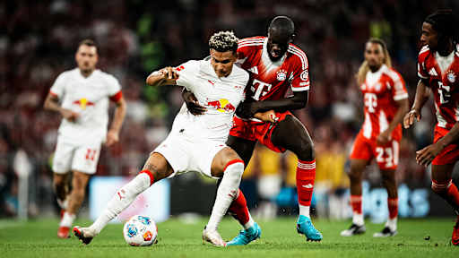 Dayot Upamecano im Zweikampf während des Bundesligaauftakts zwischen dem FC Bayern und RB Leipzig