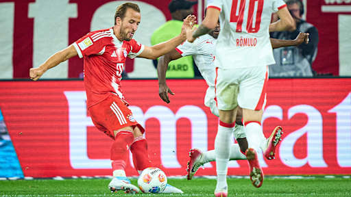 Harry Kane trifft zum 5:0 während des Bundesligaauftakts zwischen dem FC Bayern und RB Leipzig