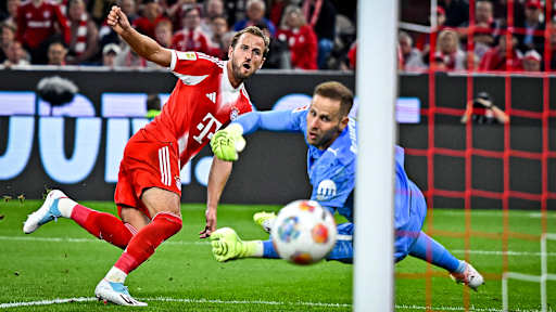 Harry Kane schießt zum 6:0 ein während des Bundesligaauftakts zwischen dem FC Bayern und RB Leipzig