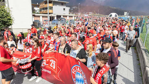Fans strömen zum Traumspiel des FC Bayern bei Red Eagles Austria