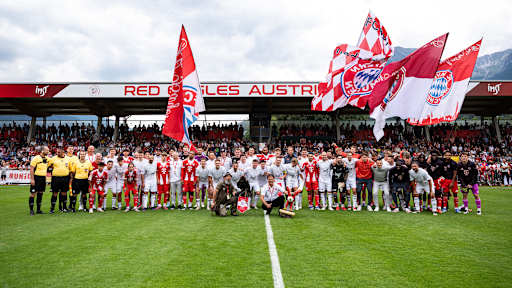 Die Teams nehmen Aufstellung für das Traumspiel des FC Bayern gegen den Fanclub Red Eagles Austria.
