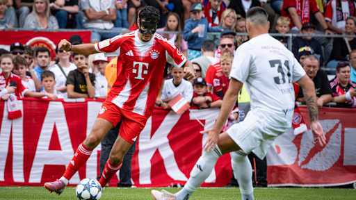 Aleksander Pavlovic am Ball beim Traumspiel des FC Bayern bei den Red Eagles Austria