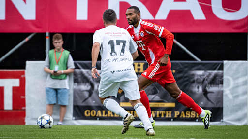 Jonathan Tah führt den Ball im Traumspiel des FC Bayern gegen den Fanclub Red Eagles Austria.