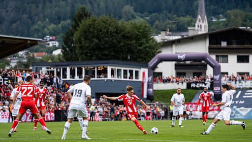 Lennart Karl beim Torabschluss im Traumspiel des FC Bayern gegen den Fanclub Red Eagles Austria.