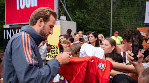 Hary Kane schreibt Autogramme während des Traumspiels des FC Bayern gegen den Fanclub Red Eagles Austria.