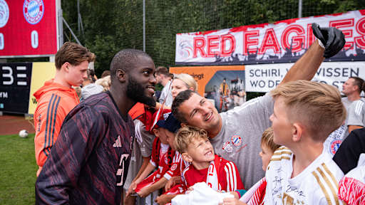 Dayot Upamecano macht Selfies mit den Zuschauern während des Traumspiels des FC Bayern gegen den Fanclub Red Eagles Austria.