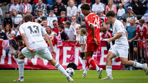 Sadiki Chemwor am Ball im  im Traumspiel des FC Bayern gegen den Fanclub Red Eagles Austria.
