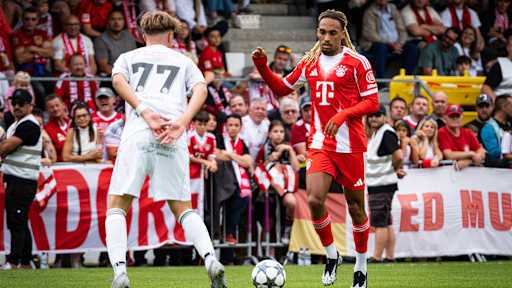 Sacha Boey am Ball im Traumspiel des FC Bayern gegen den Fanclub Red Eagles Austria.