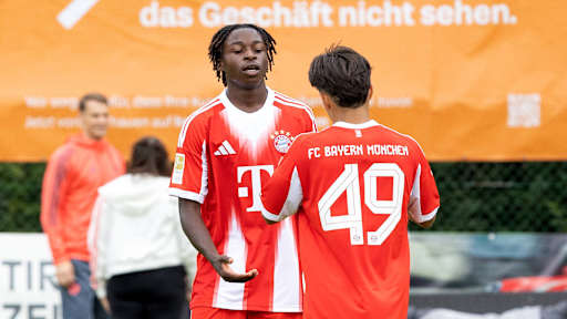 Aristide Hentcho Nseke klatscht ab nach seinem Tor im Traumspiel gegen die Red Eagles Austria.