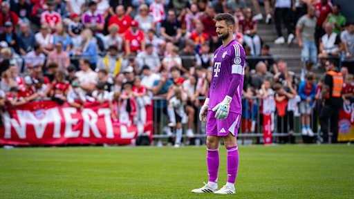 Sven Ulreich beobachtet das Geschehen auf dem Platz während des Traumspiels des FC Bayern gegen den Fanclub Red Eagles Austria.