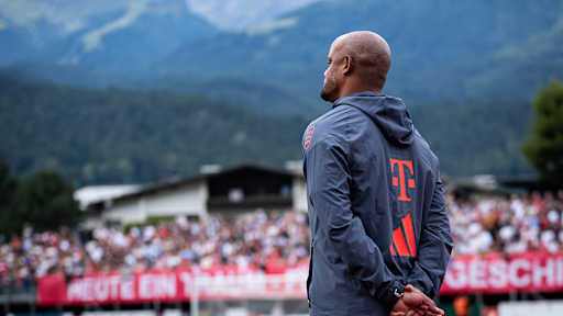 Vincent Kompany an der Seitenlinie  während des Traumspiels des FC Bayern gegen den Fanclub Red Eagles Austria.