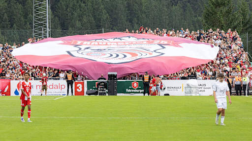 Banner auf der Tribüne  während des Traumspiels des FC Bayern gegen den Fanclub Red Eagles Austria.