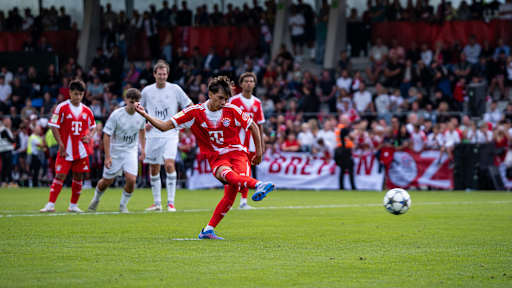 Roy Snip verwandelt einen Elfmeter beim Traumspiel des FC Bayern gegen den Fanclub Red Eagles Austria.