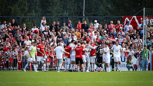 Die Red Eagles Austria bejubeln den Treffer im Traumspiel 2025 gegen den FC Bayern