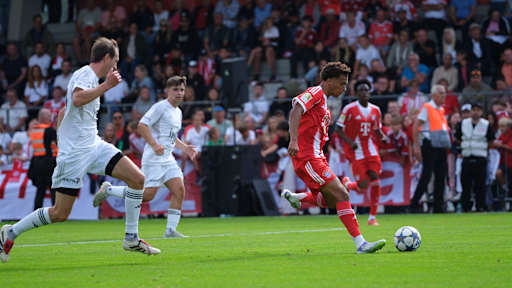 Sadiki Chemwor schließt zum 3:1 im Traumspiel des FC Bayern gegen Red Eagles Austria ab.