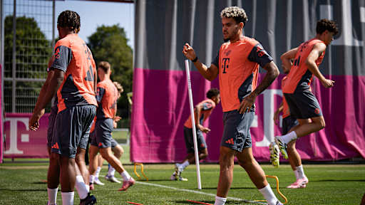 Luis Díaz beim Warmlaufen im Training des FC Bayern vor dem Pokalspiel in Wiesbaden.