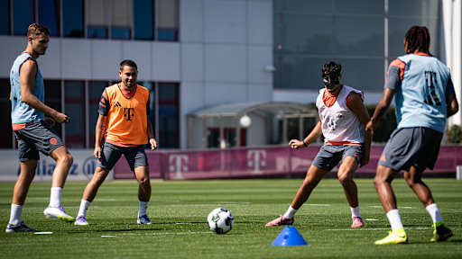 Guerreiro, Pavlovic und Kollegen spielen sich den Ball zu im Training des FC Bayern vor dem Pokalspiel in Wiesbaden.