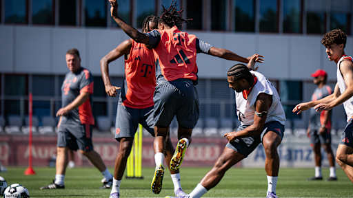Serge Gnabry im Zweikampf mit Michael Olise im Training des FC Bayern vor dem Pokalspiel in Wiesbaden.