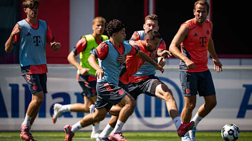 Raphael Guerreiro im Zweikampf im Training des FC Bayern vor dem Pokalspiel in Wiesbaden.