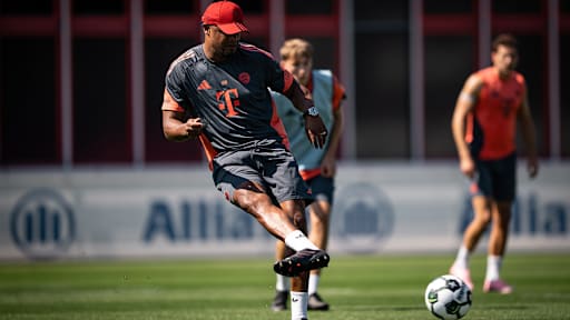 Trainer Vincent Kompany am Ball im Training des FC Bayern vor dem Pokalspiel in Wiesbaden.