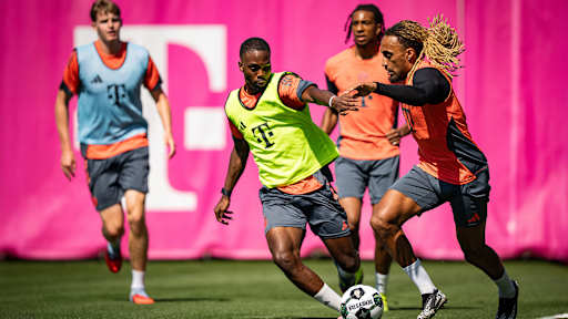 Sacha Boey im Zweikampf mit Michael Scott im Training des FC Bayern vor dem Pokalspiel in Wiesbaden.